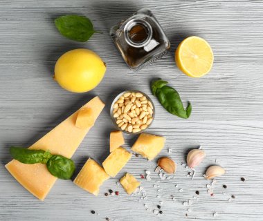 Gri masadaki pesto sosu için malzemeler