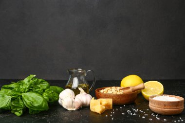 Koyu arkaplanda pesto sosu için malzemeler