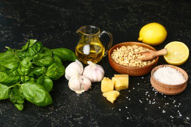 Koyu arkaplanda pesto sosu için malzemeler