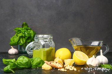 Koyu arkaplanlı pesto sosu.