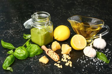 Koyu arkaplanlı pesto sosu.