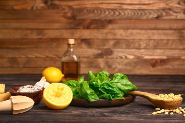 Ahşap zemin üzerinde pesto sosu için malzemeler