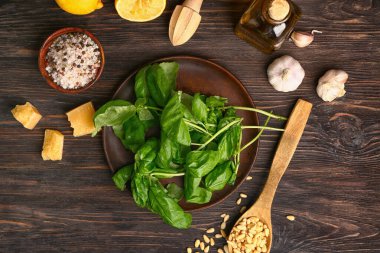 Ahşap zemin üzerinde pesto sosu için malzemeler