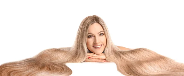 Bella giovane donna con capelli lunghi sani su sfondo bianco — Foto Stock