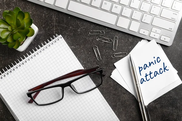 Papier met tekst Paniek aanval, computer toetsenbord en briefpapier op tafel — Stockfoto