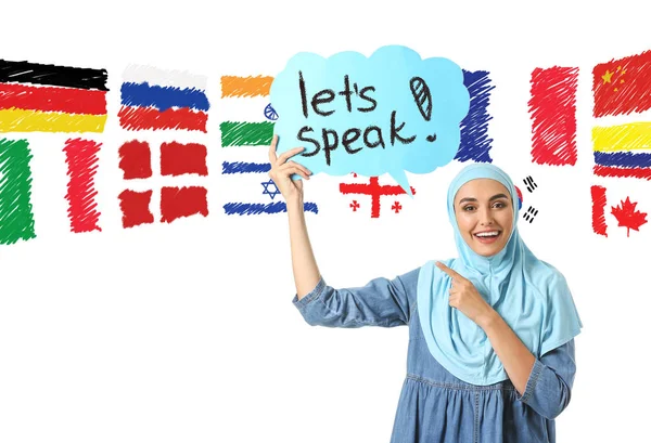Όμορφη Άραβας γυναίκα κρατώντας φούσκα ομιλία με κείμενο Ας μιλήσουμε σε λευκό φόντο. Σπουδές ξένων γλωσσών — Φωτογραφία Αρχείου