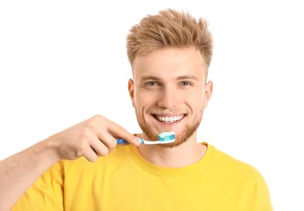 Jeune homme avec brosse à dents sur fond blanc — Photo