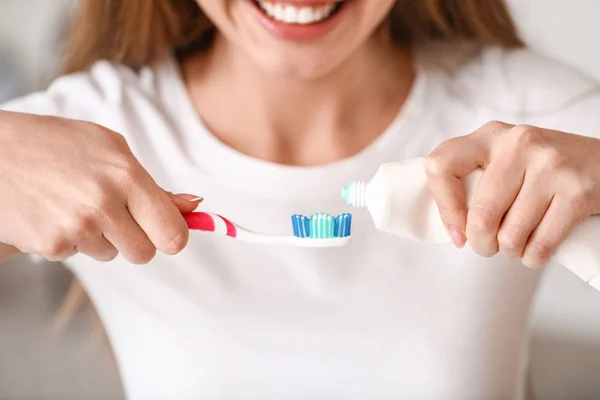 Mladá žena čištění zubů doma, detailní záběr — Stock fotografie