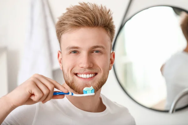 Junger Mann beim Zähneputzen zu Hause — Stockfoto