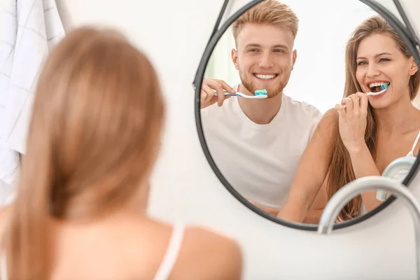 Junges Paar beim Zähneputzen zu Hause — Stockfoto