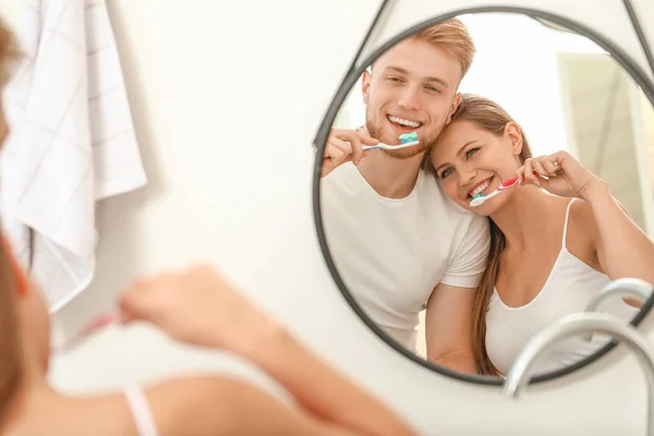 Junges Paar beim Zähneputzen zu Hause — Stockfoto