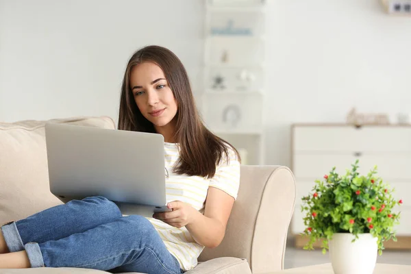 Bella donna con computer portatile a casa — Foto Stock