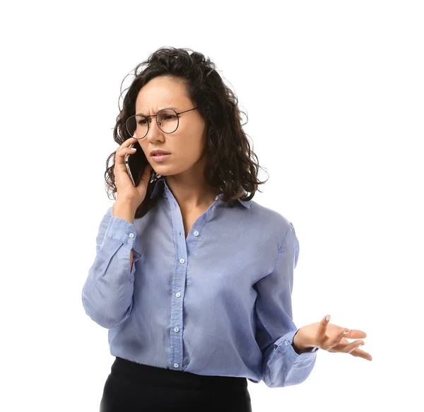 Porträt einer gestressten Geschäftsfrau, die per Handy auf weißem Hintergrund spricht — Stockfoto