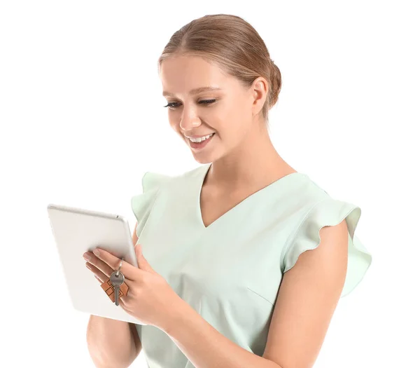 Kvinna fastighetsmäklare med tablett dator och nyckel på vit bakgrund — Stockfoto