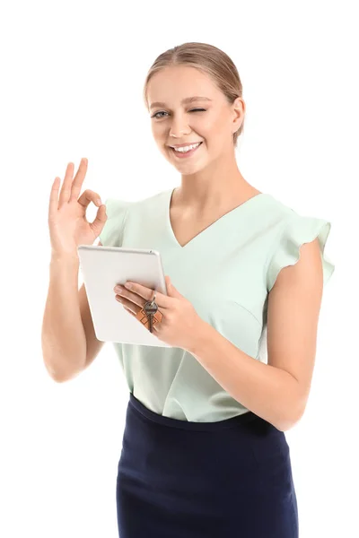 Vrouwelijke makelaar met tablet computer met OK gebaar op witte achtergrond — Stockfoto