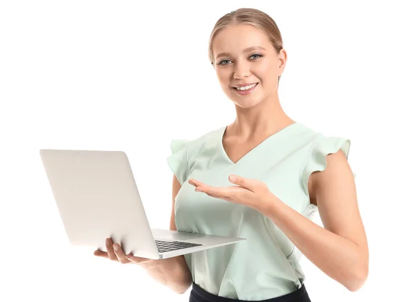 Kvinna fastighetsmäklare med bärbar dator på vit bakgrund — Stockfoto