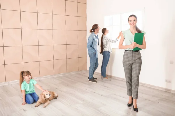 Immobilienmaklerin mit Kunden im Haus — Stockfoto