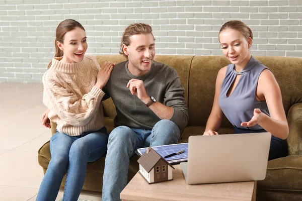 Young couple in office of real estate agent — Stock Photo, Image