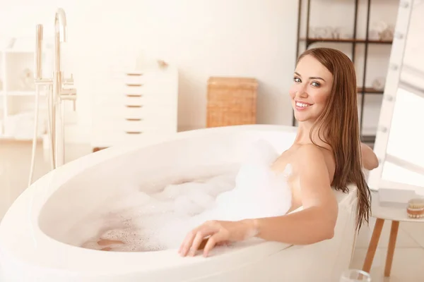 Schöne junge Frau entspannt sich in Badewanne — Stockfoto