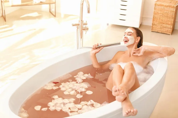 Mooie jonge vrouw het hebben van plezier in bad — Stockfoto