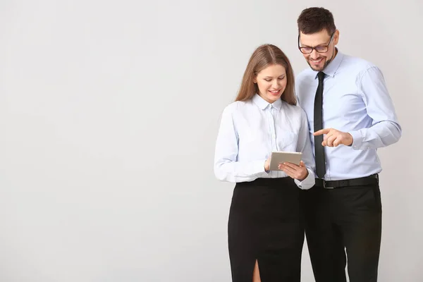 Gente de negocios discutiendo algo sobre fondo blanco — Foto de Stock