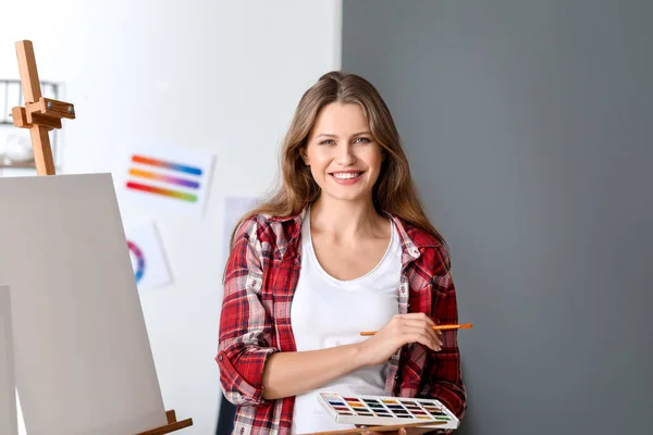 Young female artist in studio — Stock Photo, Image