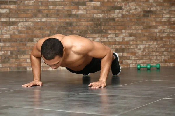 Spor salonunda Afro-Amerikan erkek eğitimi