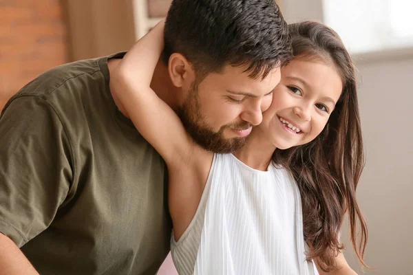 Portrait of father with little daughter at home — Stock Photo, Image