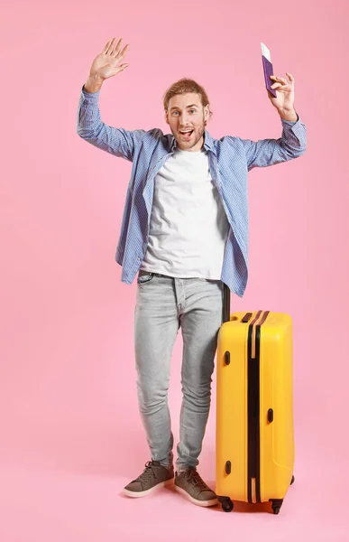 Joven turista con equipaje sobre fondo de color — Foto de Stock