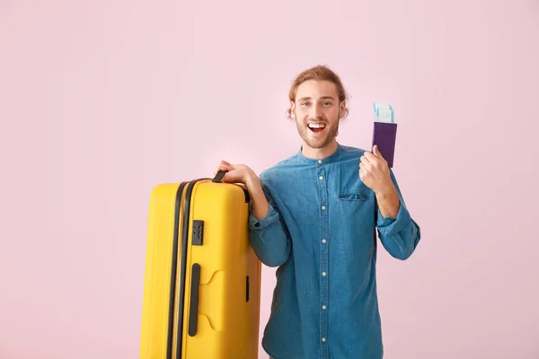Jovem turista masculino com bagagem sobre fundo de cor — Fotografia de Stock