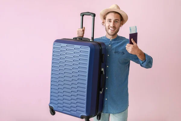 Młody turysta z bagażem na tle koloru — Zdjęcie stockowe