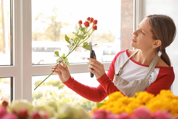Florist making beautiful bouquet in shop — Stock Photo, Image