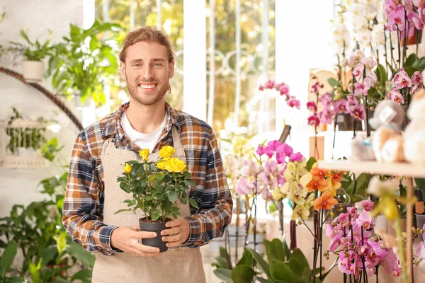 가게에서 꽃을 피우는 남자의 모습 — 스톡 사진