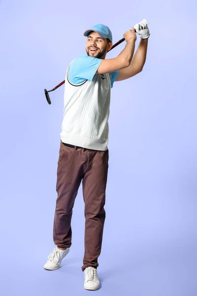 Renkli arka planda yakışıklı erkek golfçü — Stok fotoğraf
