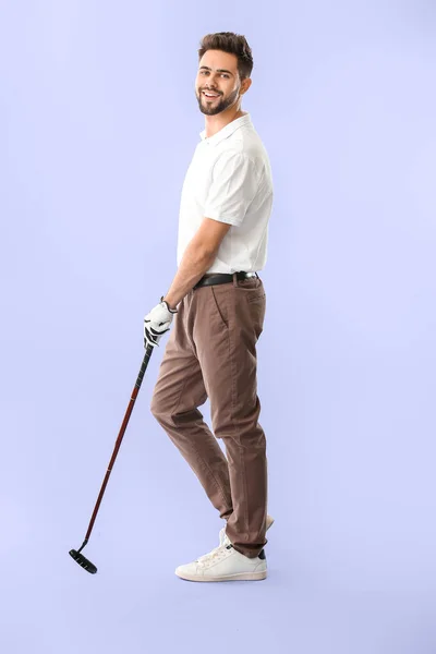 Guapo golfista masculino sobre fondo de color — Foto de Stock