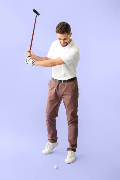 色の背景にハンサムな男性のゴルファー — ストック写真