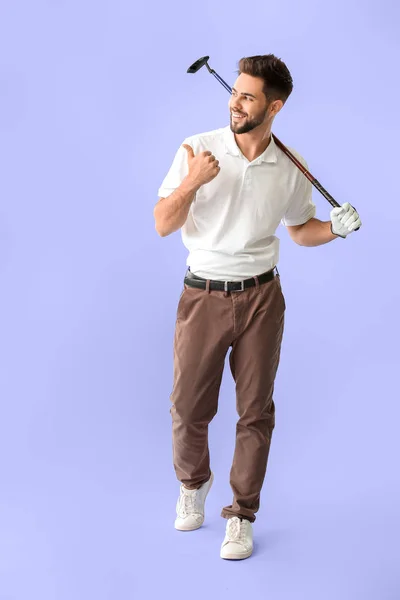 Bonito golfista masculino apontando para algo no fundo de cor — Fotografia de Stock