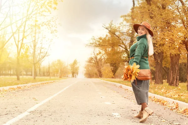 Schöne reife Frau im Herbst Park — Stockfoto