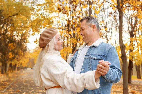 Feliz pareja Madura bailando en el parque de otoño —  Fotos de Stock