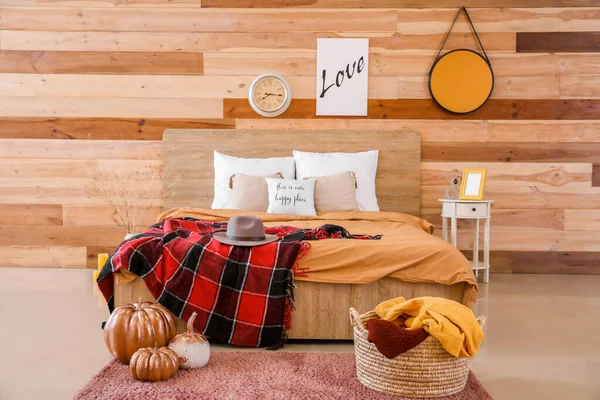 Elegante interior de dormitorio moderno con decoración de otoño — Foto de Stock