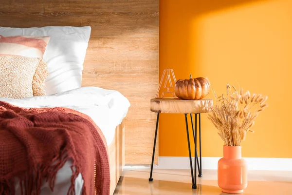 Stylish interior of modern bedroom with autumn decor — Stock Photo, Image