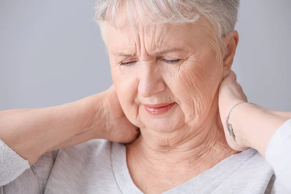 Femme âgée souffrant de douleurs au cou à la maison — Photo