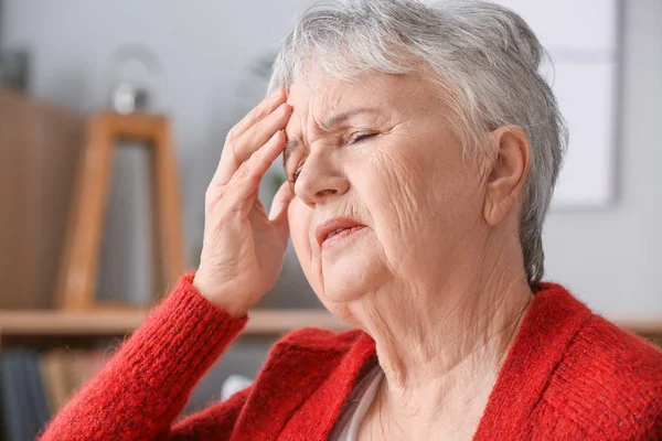 Seniorin leidet zu Hause unter Kopfschmerzen — Stockfoto