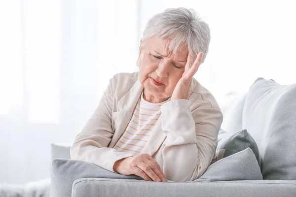 Yaşlı kadın evde baş ağrısı çekiyor. — Stok fotoğraf