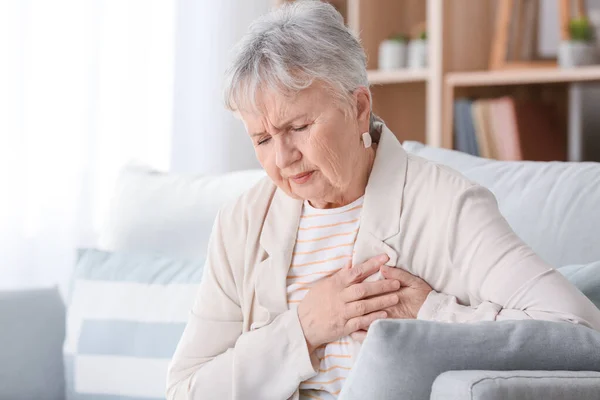 Seniorin erleidet zu Hause Herzinfarkt — Stockfoto