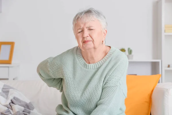 Старша жінка страждає від болю вдома — стокове фото