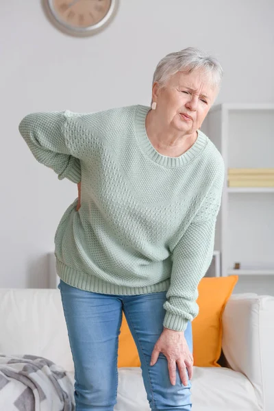 Starszy kobieta cierpi na ból pleców w domu — Zdjęcie stockowe