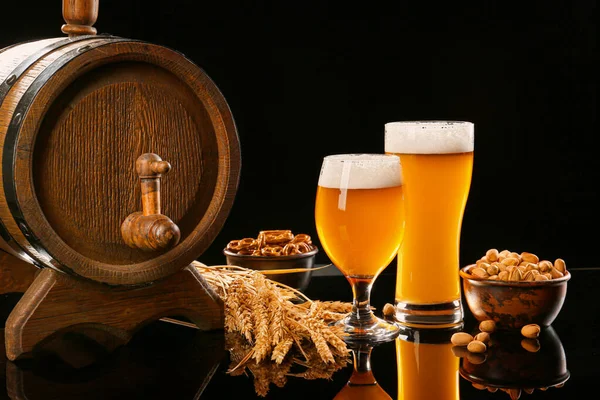 Samenstelling met vers bier en snacks op tafel — Stockfoto