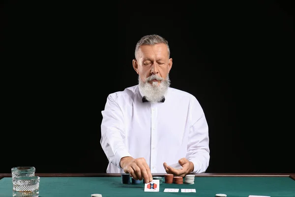 Starší muž bankéř u stolu v kasinu — Stock fotografie