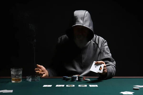 男性カードシャープなプレーでカジノ — ストック写真